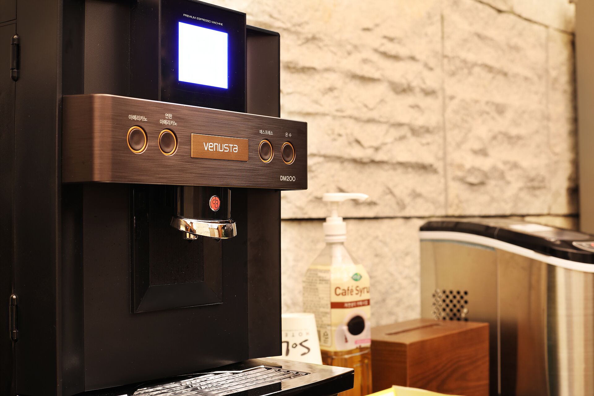 Una máquina de café con pantalla digital, dispensador de agua y espumador de leche.