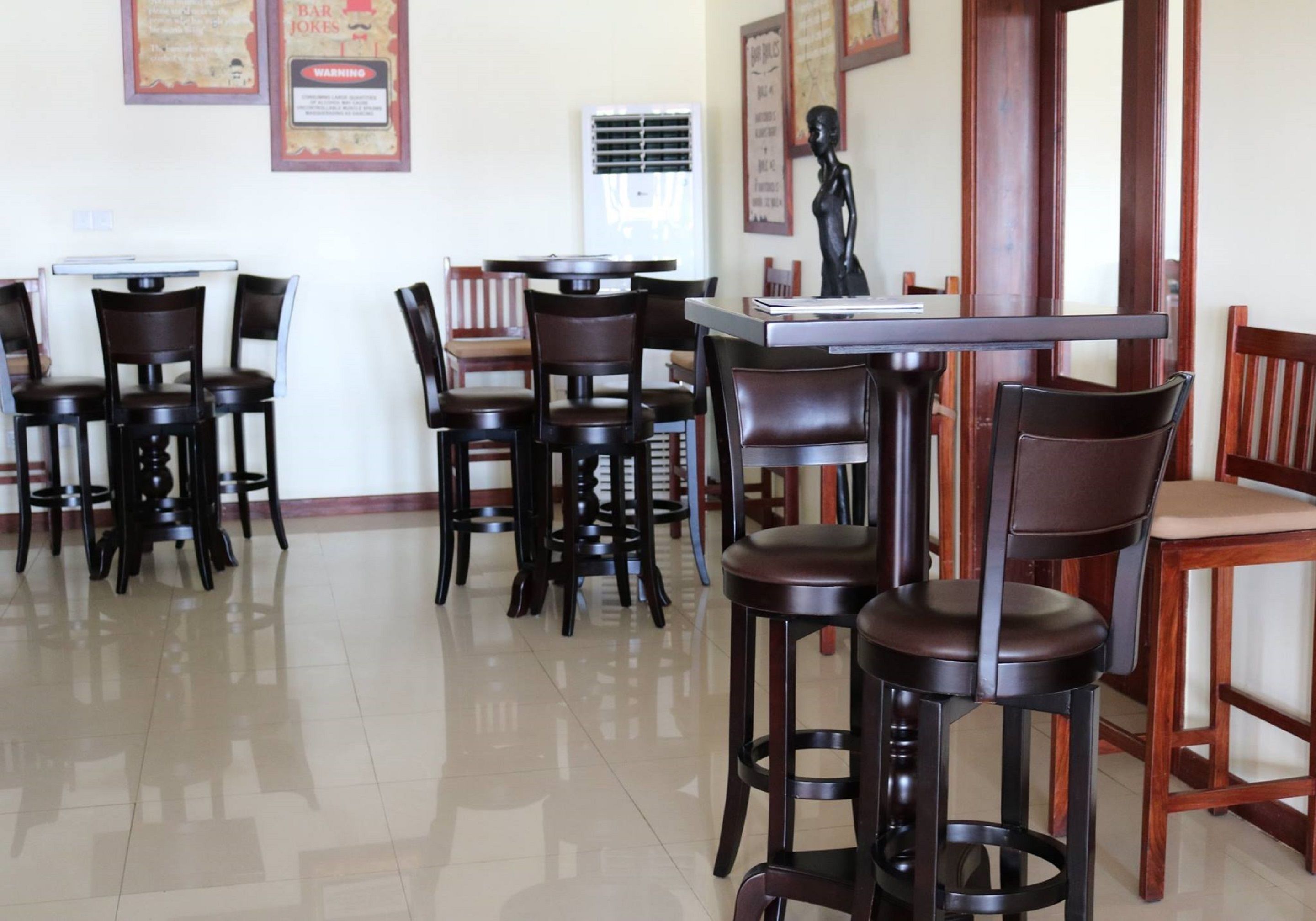 Bar (trong khuôn viên)