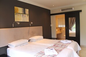 9 bedrooms, premium bedding, individually decorated - 3Liebeloft Guest House (Edenvale)