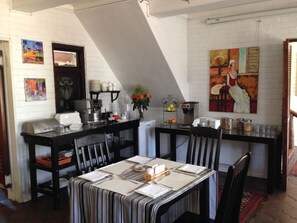 Free daily English breakfast  - 3Liebeloft Guest House (Edenvale)