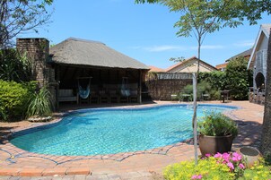 Piscina externa, guarda-sóis