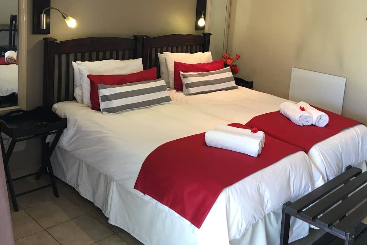 Twin kamer (Liebe 6) | 9 slaapkamers, luxe beddengoed, individueel gedecoreerd