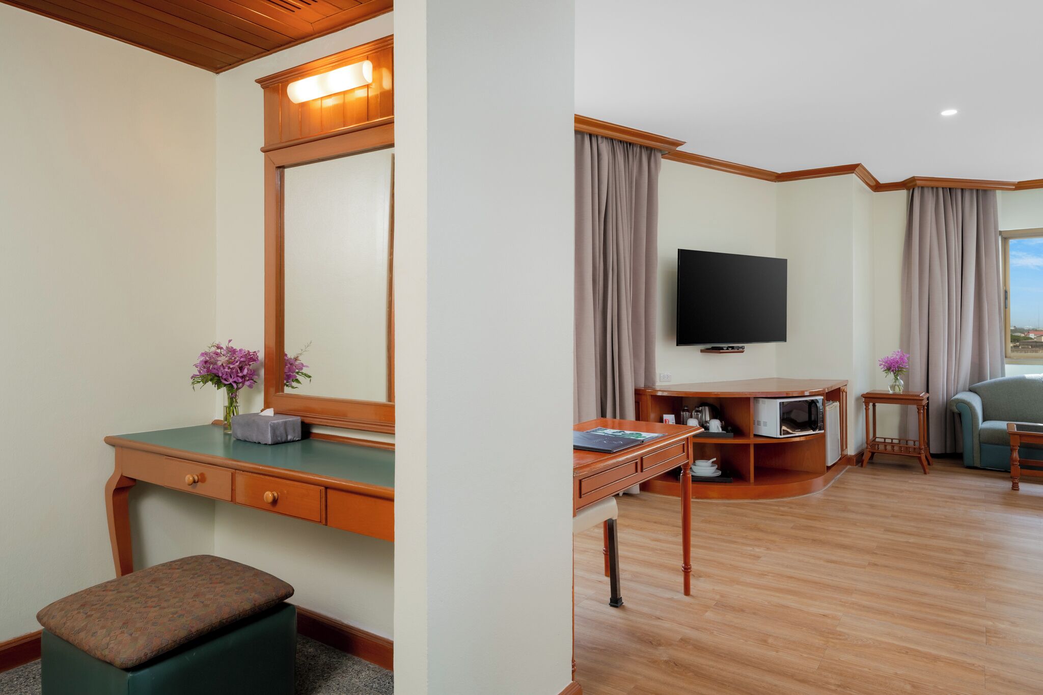 grand deluxe corner | 1 bedroom, minibar, in-room safe, desk