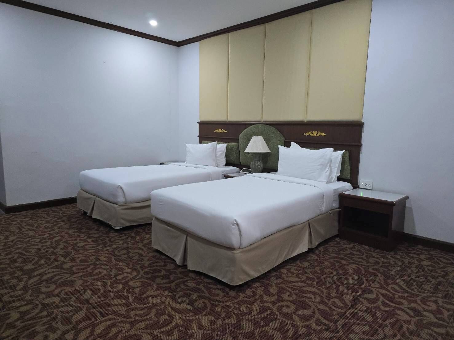 superior twin room ( carpet) | 1 bedroom, minibar, in-room safe, desk