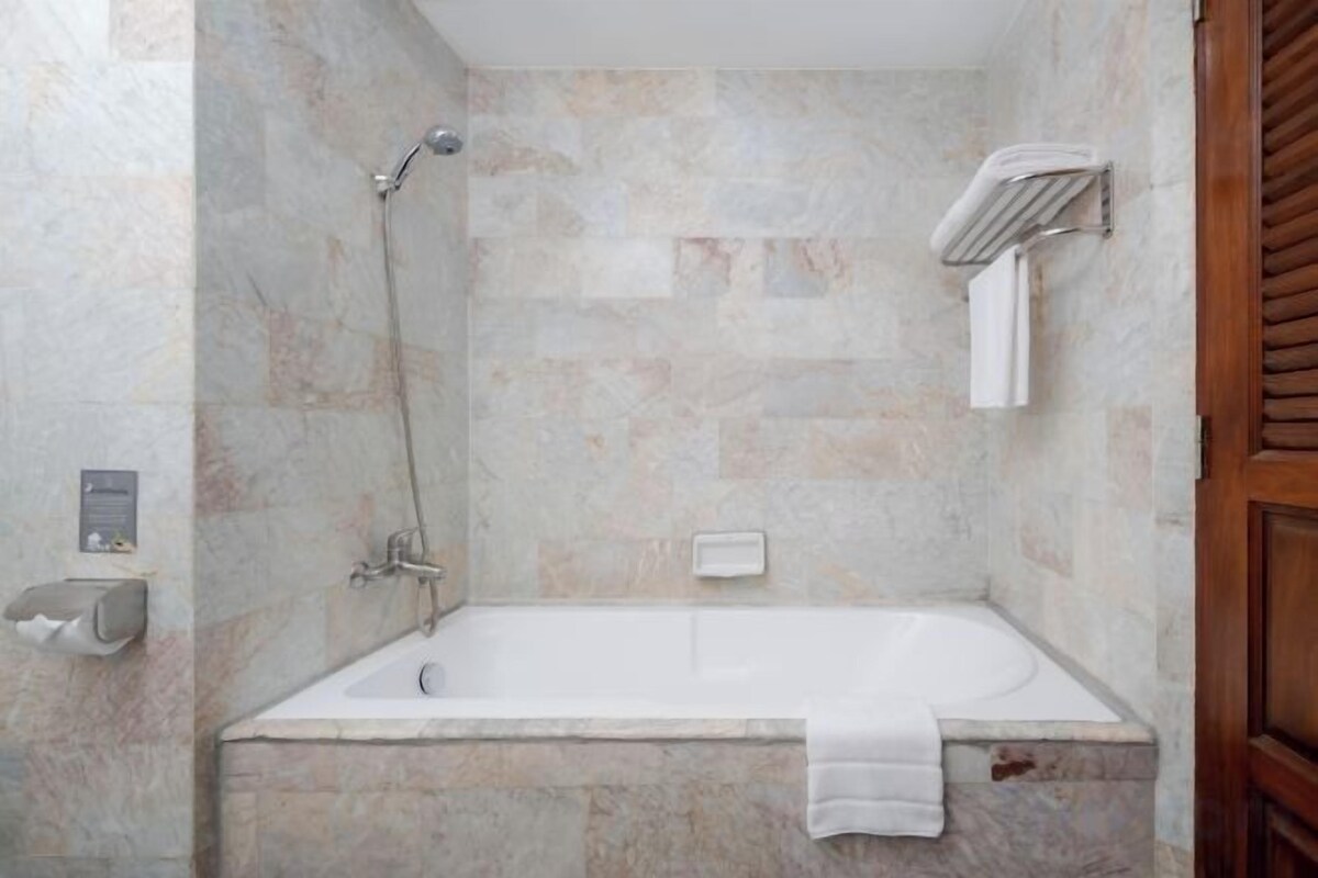 Combined shower/bathtub, free toiletries, hair dryer, bathrobes