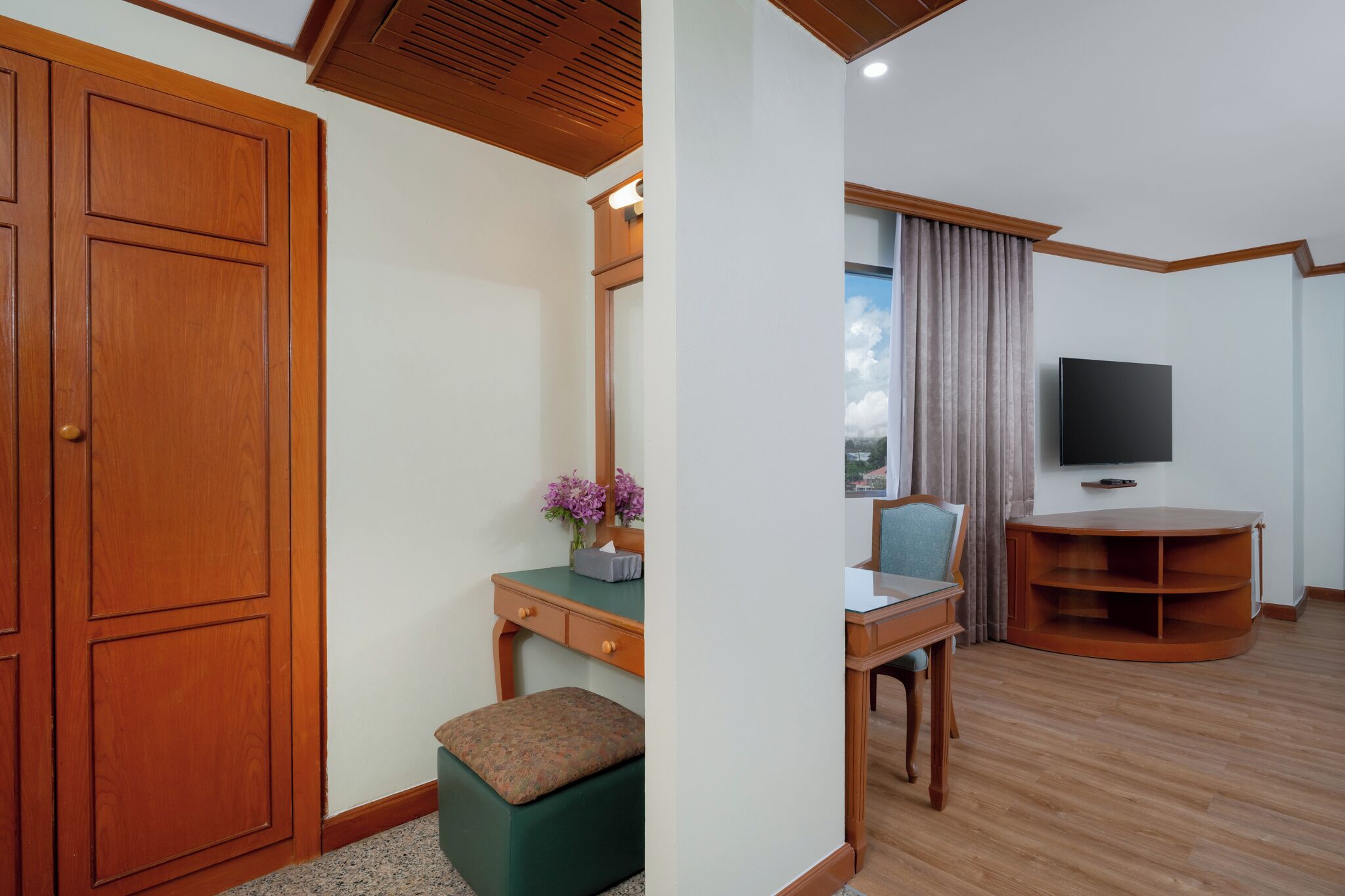 family suite | living area | 32-inch lcd tv with cable channels, tv