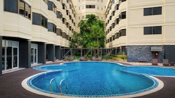 2 outdoor pools