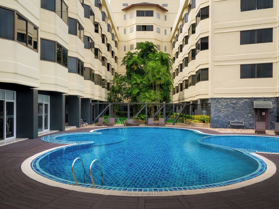 2 outdoor pools