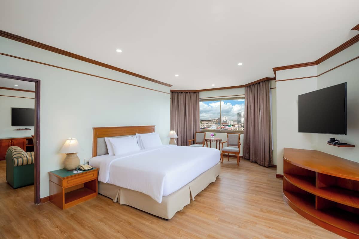 Executive Suite | 1 slaapkamer, een minibar, een kluis op de kamer, een bureau