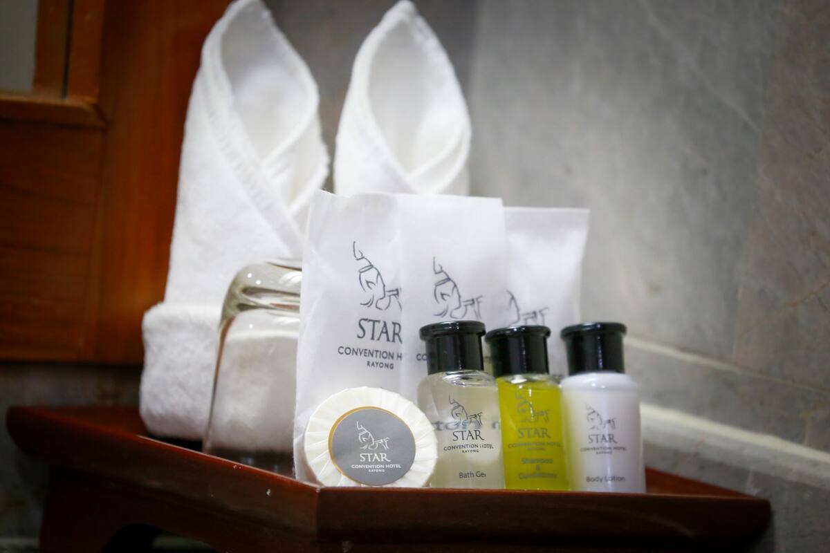 superior twin room ( carpet) | bathroom | combined shower/bathtub, free toiletries, hair dryer, bathrobes