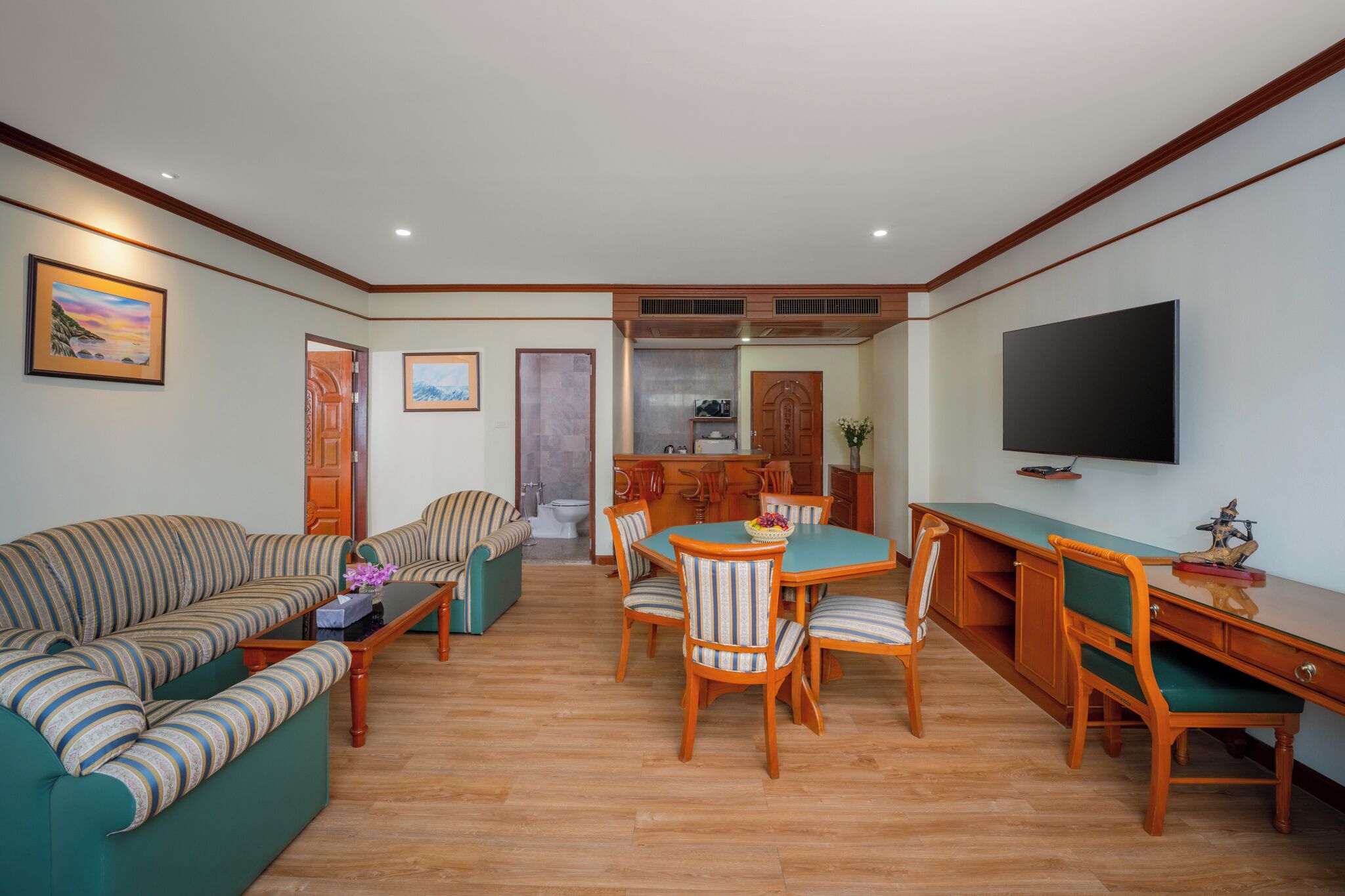 executive suite | living area | 32-inch lcd tv with cable channels, tv