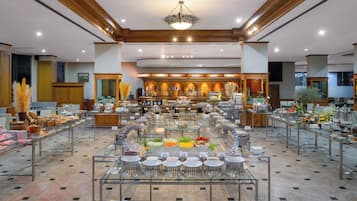 2 間餐廳,供應早餐、午餐和晚餐,國際料理