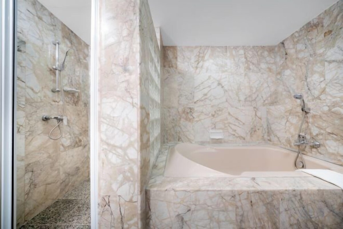 Combined shower/bathtub, free toiletries, hair dryer, bathrobes