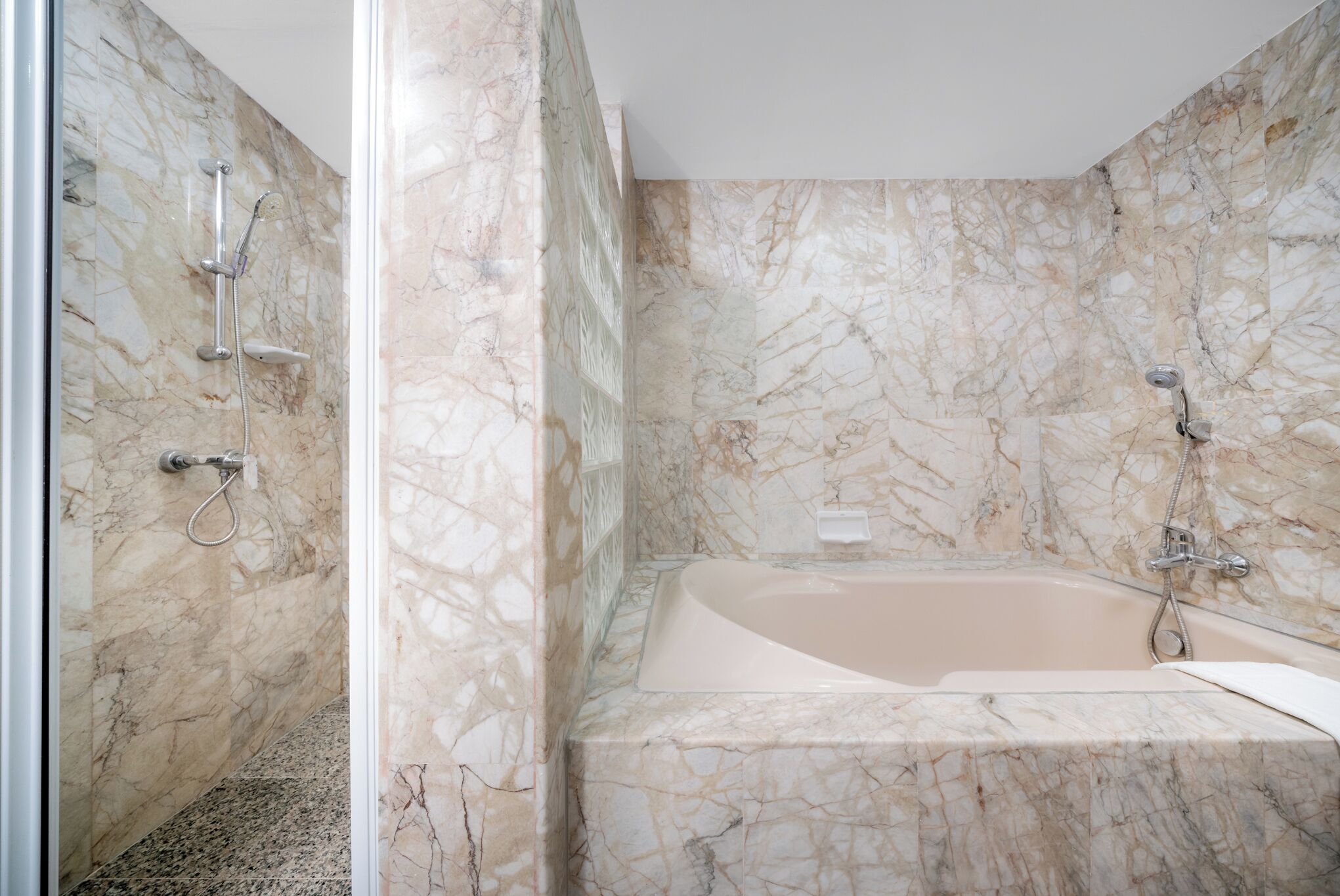 executive suite | bathroom | combined shower/bathtub, free toiletries, hair dryer, bathrobes