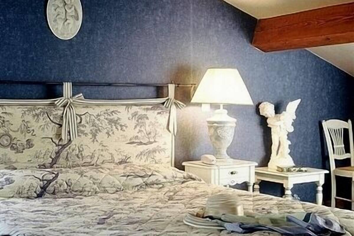 standard double room | in-room safe, desk, free cots/infant beds, rollaway beds