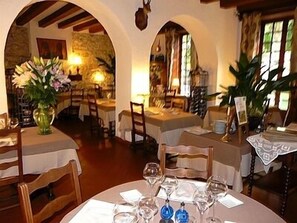 Serveert lunch en diner, lokale gerechten