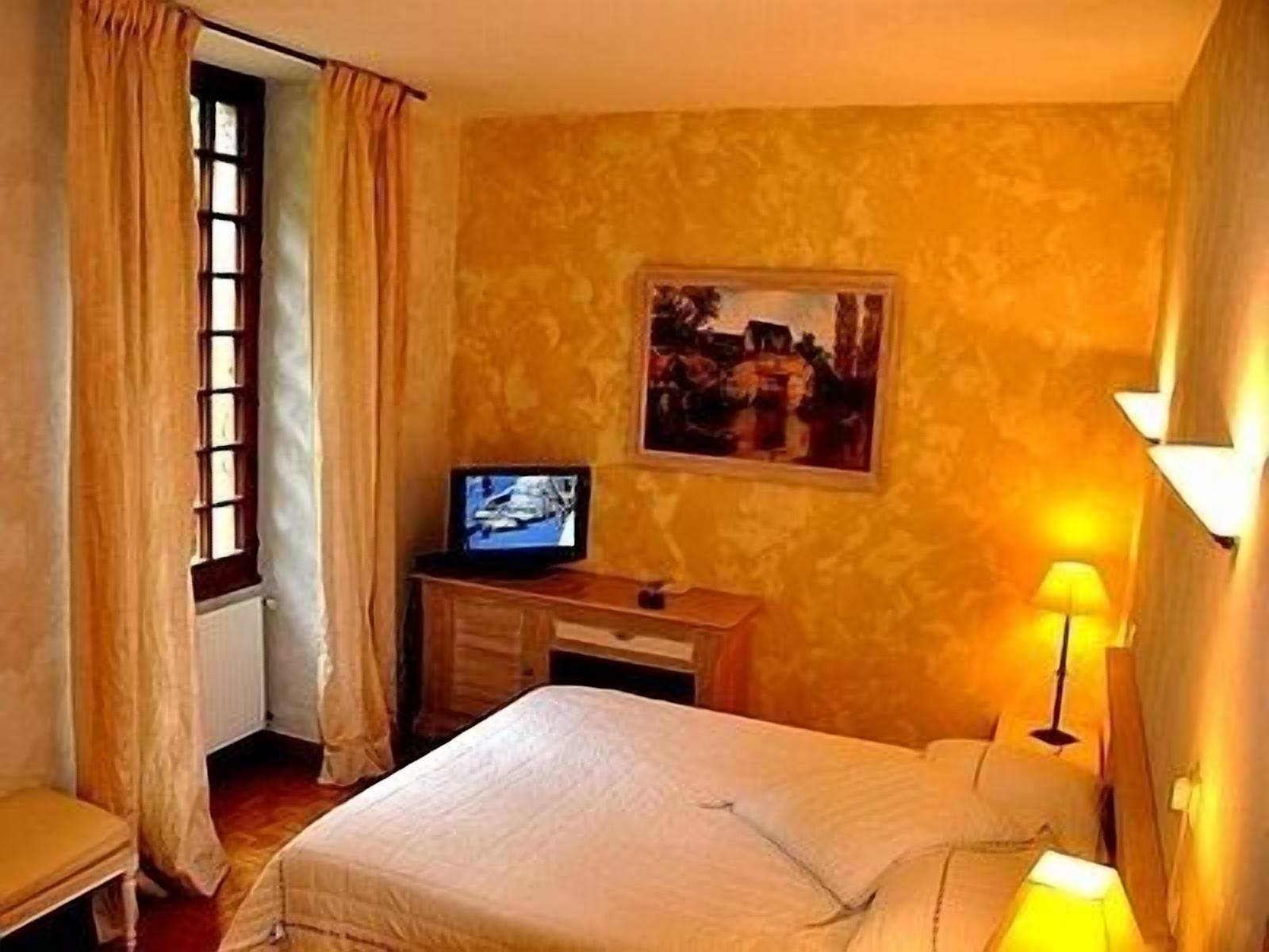 standard double room | in-room safe, desk, free cots/infant beds, rollaway beds