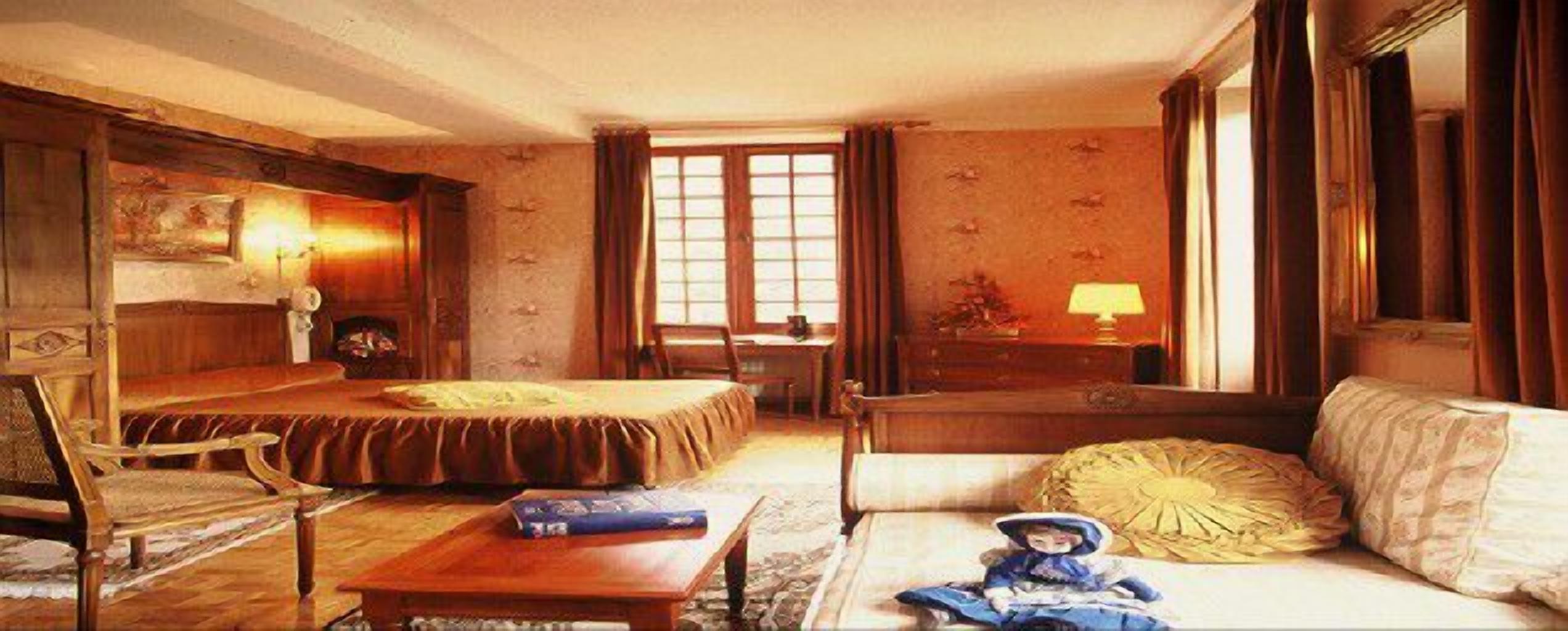 standard double room | in-room safe, desk, free cots/infant beds, rollaway beds