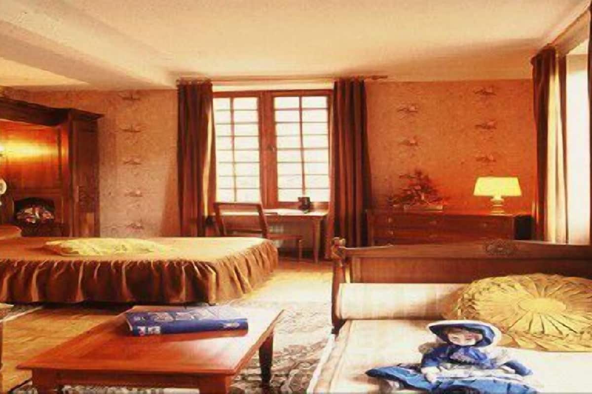 standard double room | in-room safe, desk, free cots/infant beds, rollaway beds