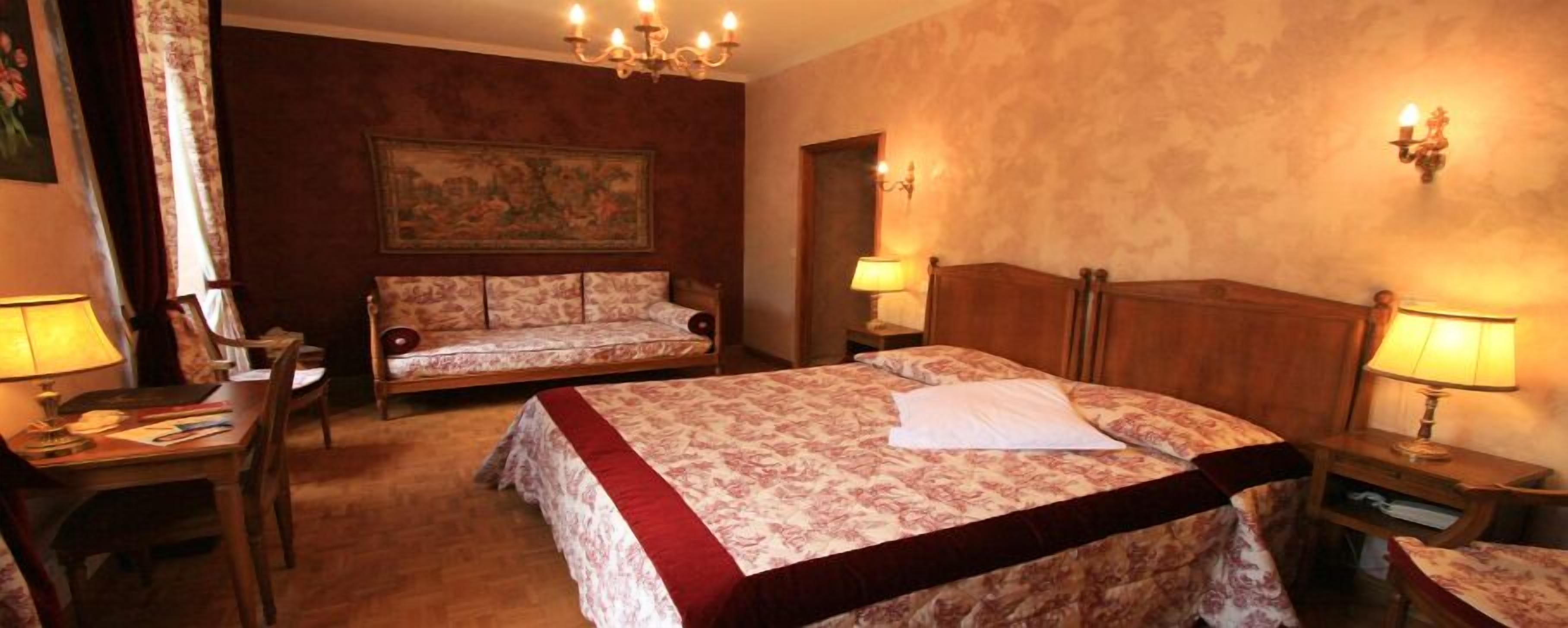 standard double room | in-room safe, desk, free cots/infant beds, rollaway beds