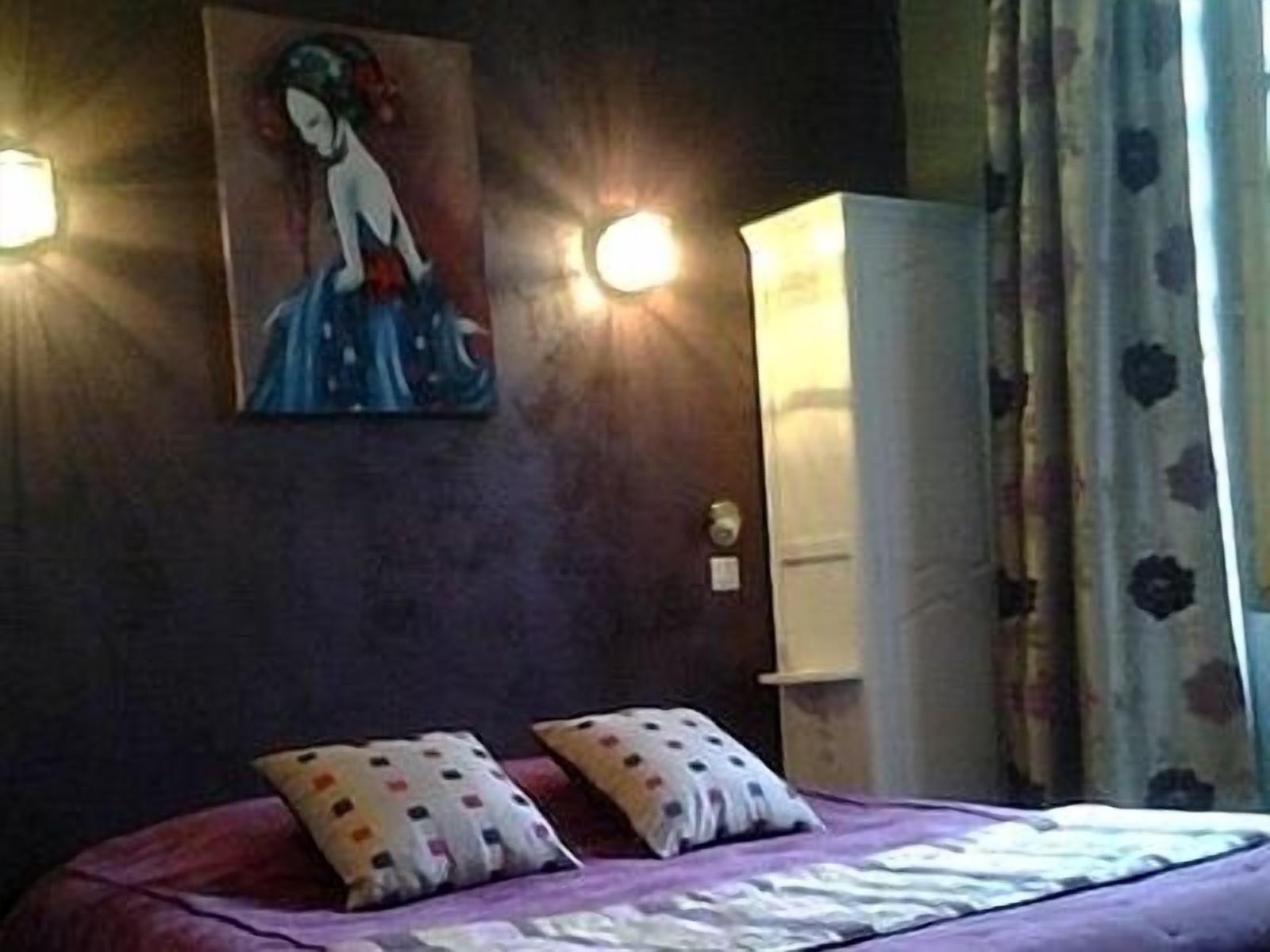 standard double room | in-room safe, desk, free cots/infant beds, rollaway beds