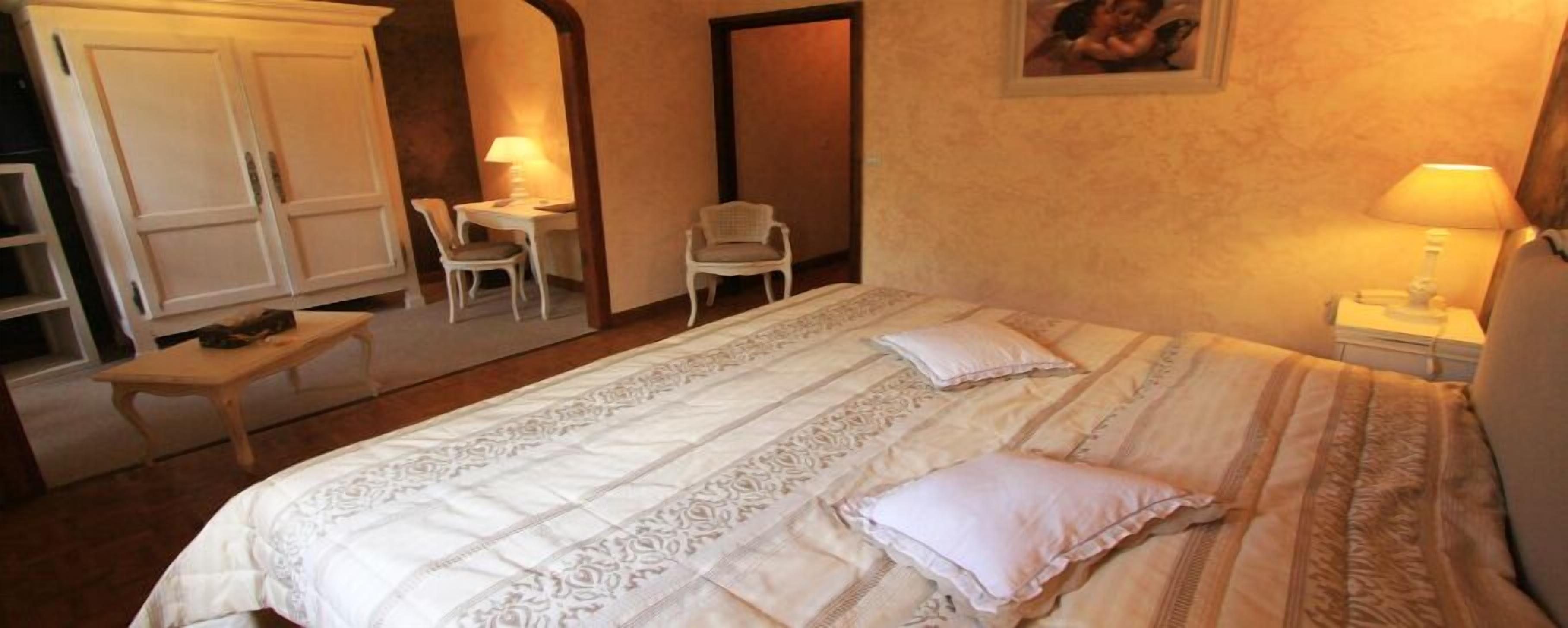 standard double room | in-room safe, desk, free cots/infant beds, rollaway beds