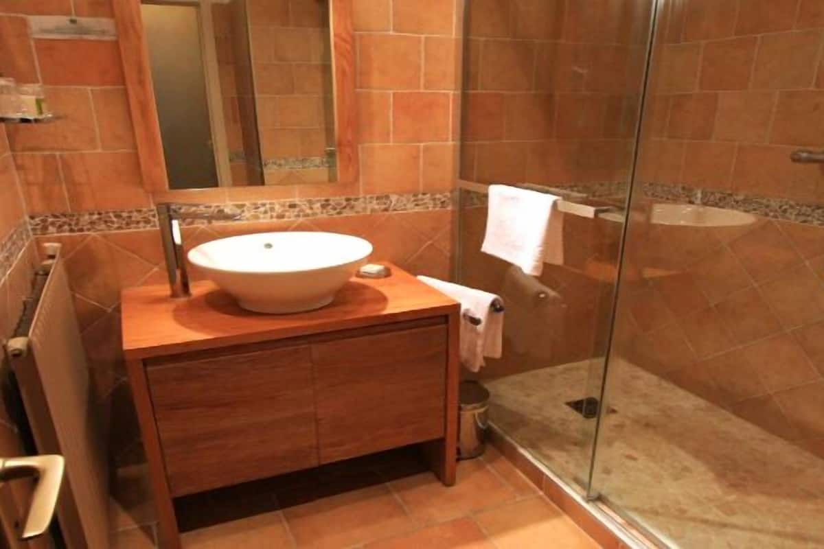 free toiletries, hair dryer