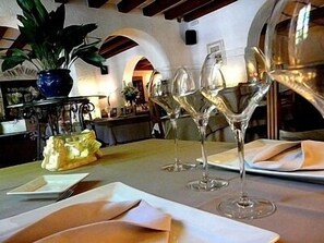 Serveert lunch en diner, lokale gerechten