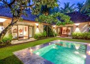 Outdoor pool, pool umbrellas, pool loungers - Villa Sasoon (Karangasem)