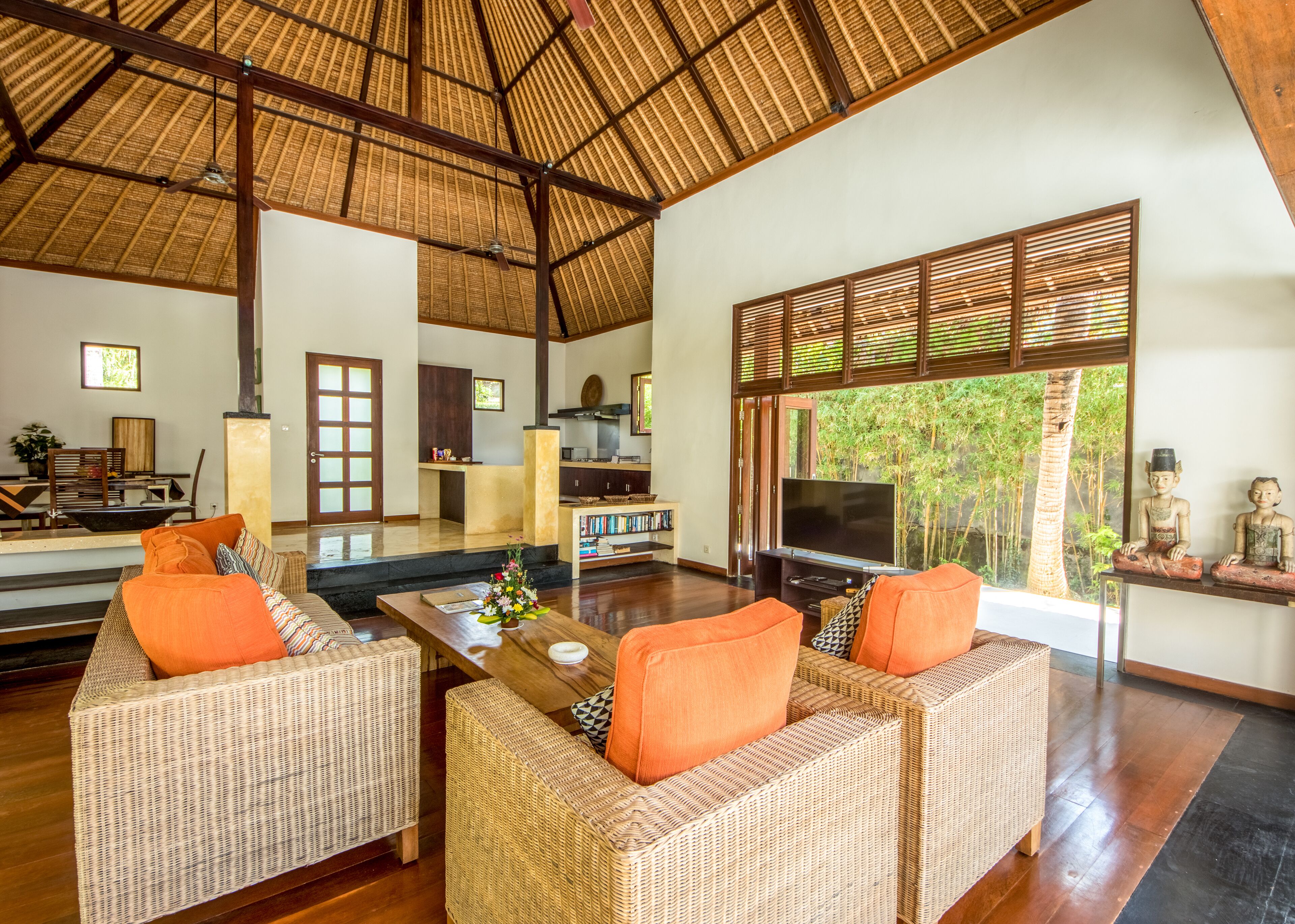 40-英寸纯平电视（配备有线频道）、电视、DVD 播放器