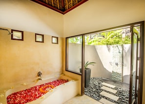 Biệt thự, 1 phòng ngủ, hồ bơi riêng | 2 phòng ngủ, minibar, két bảo mật tại phòng, bàn 