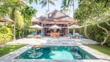 Piscine extérieure, parasols de plage, chaises longues