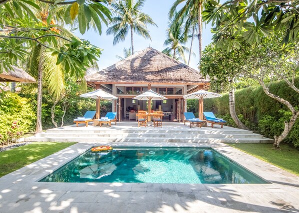 Outdoor pool, pool umbrellas, pool loungers - Villa Sasoon (Karangasem)