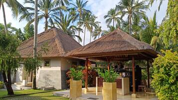 Trị liệu toàn thân, liệu pháp hương thơm, massage đá nóng