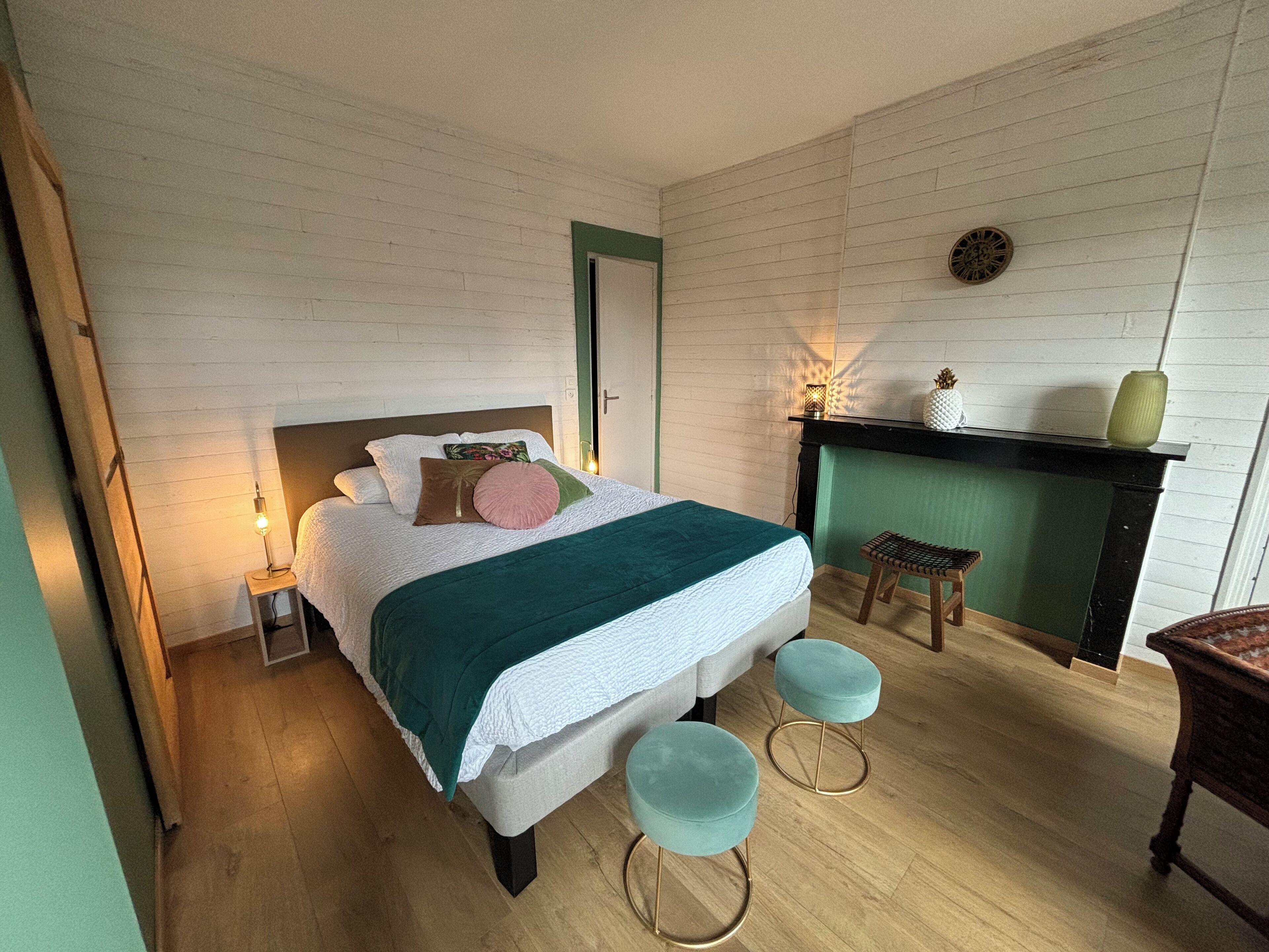 desk, soundproofing, free cots/infant beds, free wifi