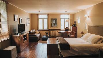 Escritorio, sistema de insonorización, cunas gratuitas y wifi gratis