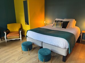Een bureau, geluiddichte muren, gratis babybedden, gratis wifi