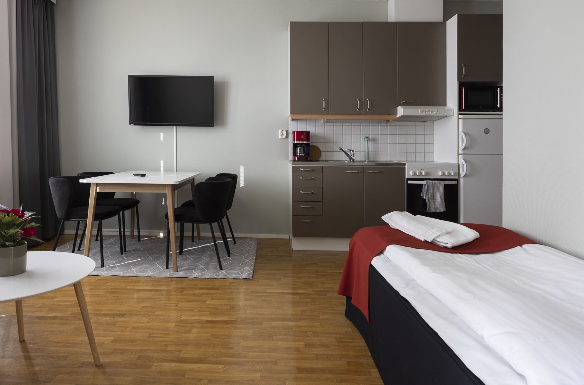 standard apartment | living area | 32-inch tv with cable channels, ping pong, books