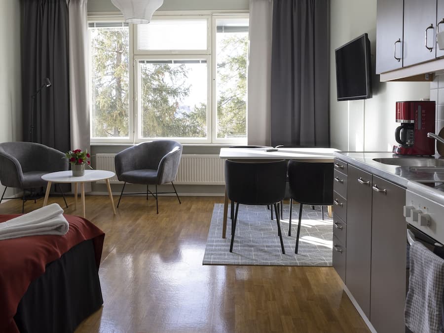 Cortinas blackout, wifi gratis y ropa de cama