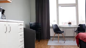 Studio | Verdunkelungsvorhänge, kostenloses WLAN, Bettwäsche