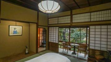 Habitación de estilo japonés con 2 camas individuales | Decoración personalizada, muebles diferentes y ropa de cama