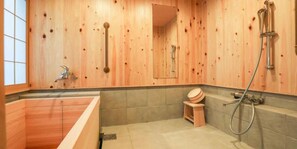 Habitación de estilo japonés con 2 camas individuales | Baño | Amenidades de baño gratuitas y toallas 