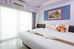 华丽客房, 1 张特大床 (Deluxe King Bed) | 客房内保险箱、办公桌、笔记本电脑工作区、折叠床/加床（额外收费）