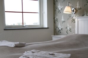 Herbergi fyrir tvo, tvö rúm | Skrifborð, straujárn/strauborð, vöggur/ungbarnarúm