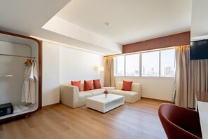 Jacuzzi Suite | Cofres nos quartos, escrivaninha, cortinas blackout