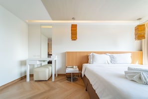 Business Double Room | In-room safe, desk, blackout drapes, soundproofing
