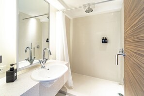 Business Double Room | Bathroom | Shower, free toiletries, hair dryer, bidet - Veronica Residence (Bangkok)