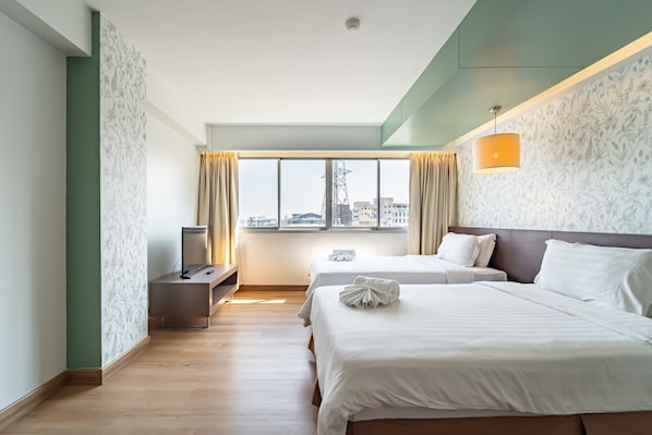 Habitación empresarial con 2 camas individuales | Caja de seguridad en la habitación, escritorio y cortinas blackout