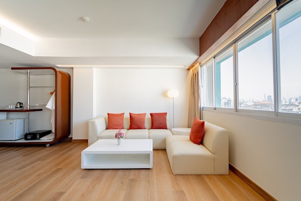 Jacuzzi Suite | In-room safe, desk, blackout drapes, soundproofing