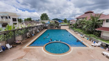 Utomhuspool och solstolar